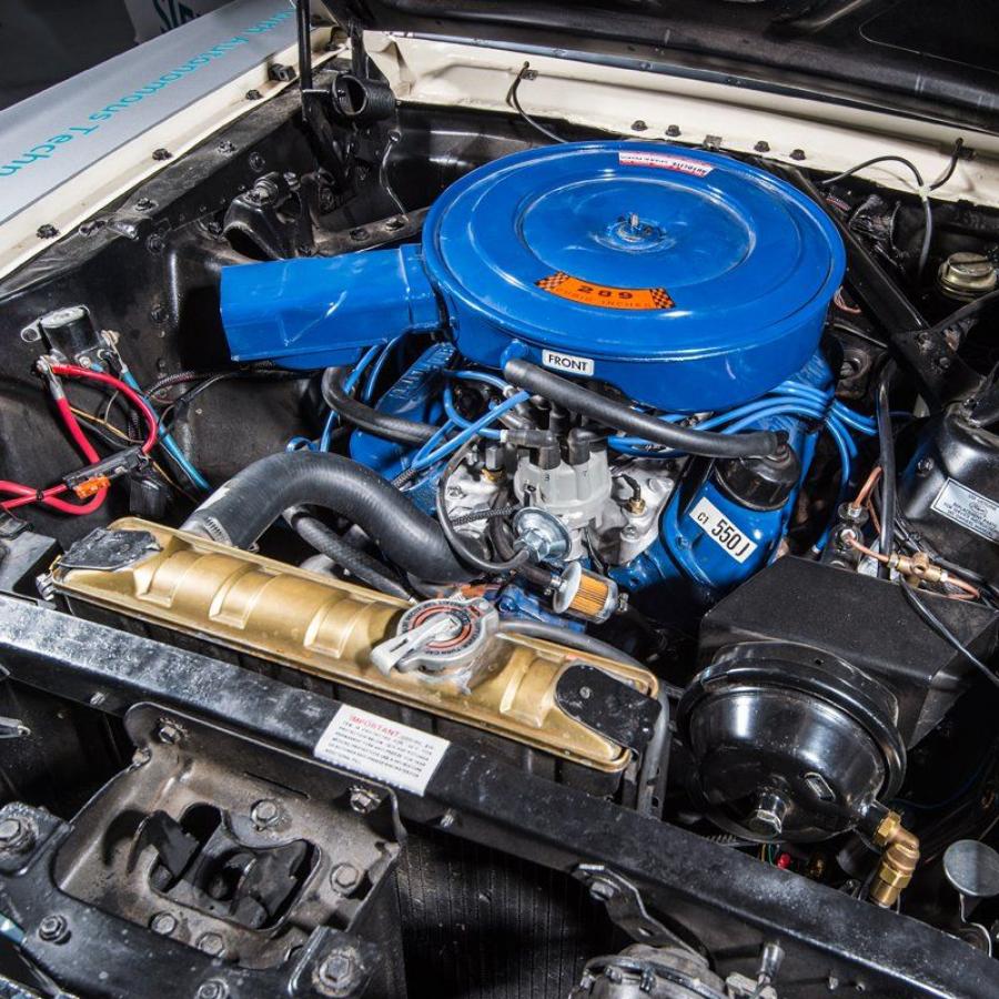 Моторный отсек Ford Mustang Siemens Autonomous Car 1965 года  (фото 7 из 14)